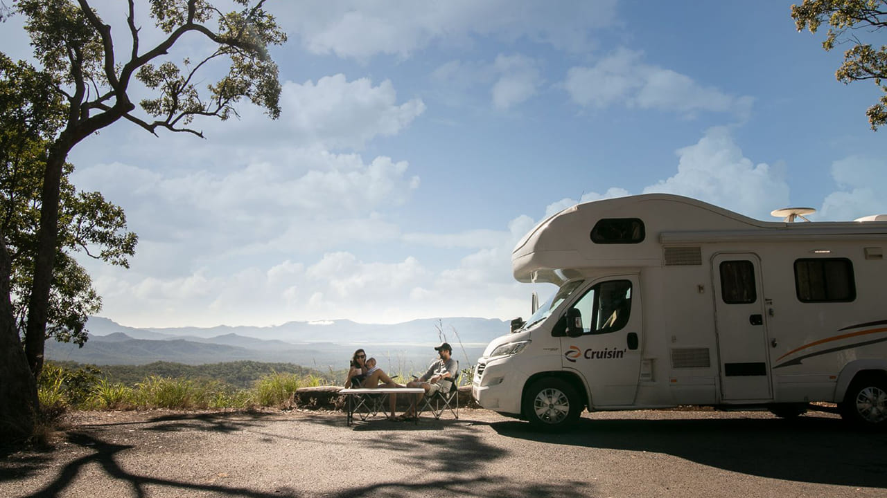 Cruisin Adventurer - 4 Berth-exterior (1)
