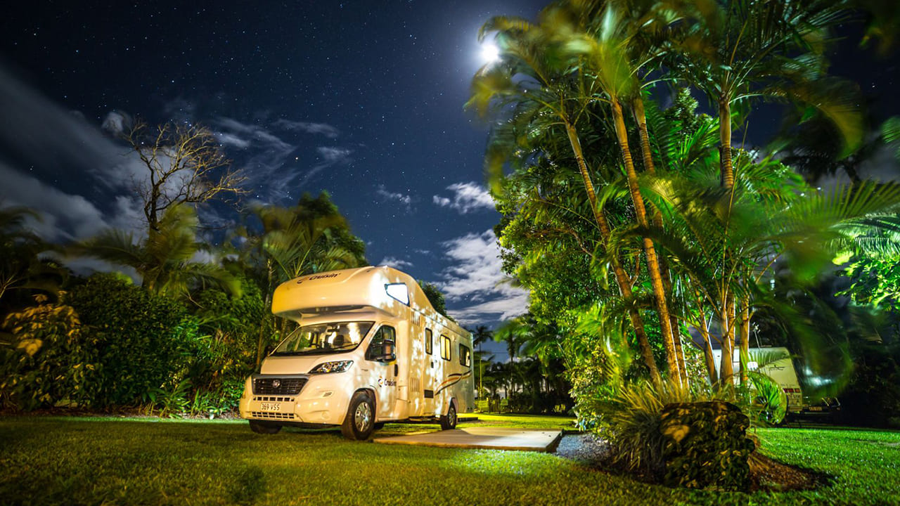 Cruisin Adventurer - 4 Berth-exterior (2)
