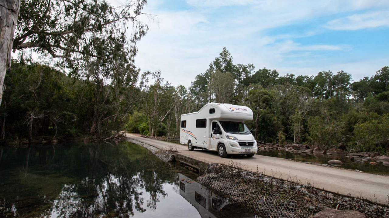 Cruisin Adventurer - 4 Berth-exterior (3)