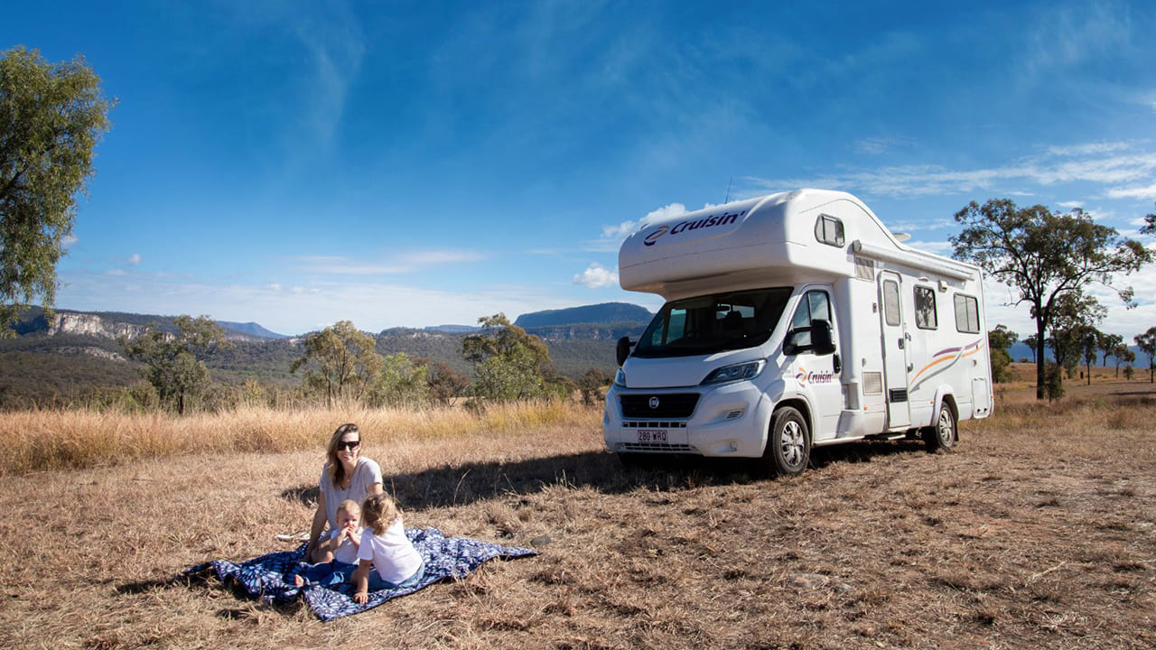 Cruisin Adventurer - 4 Berth-exterior (4)
