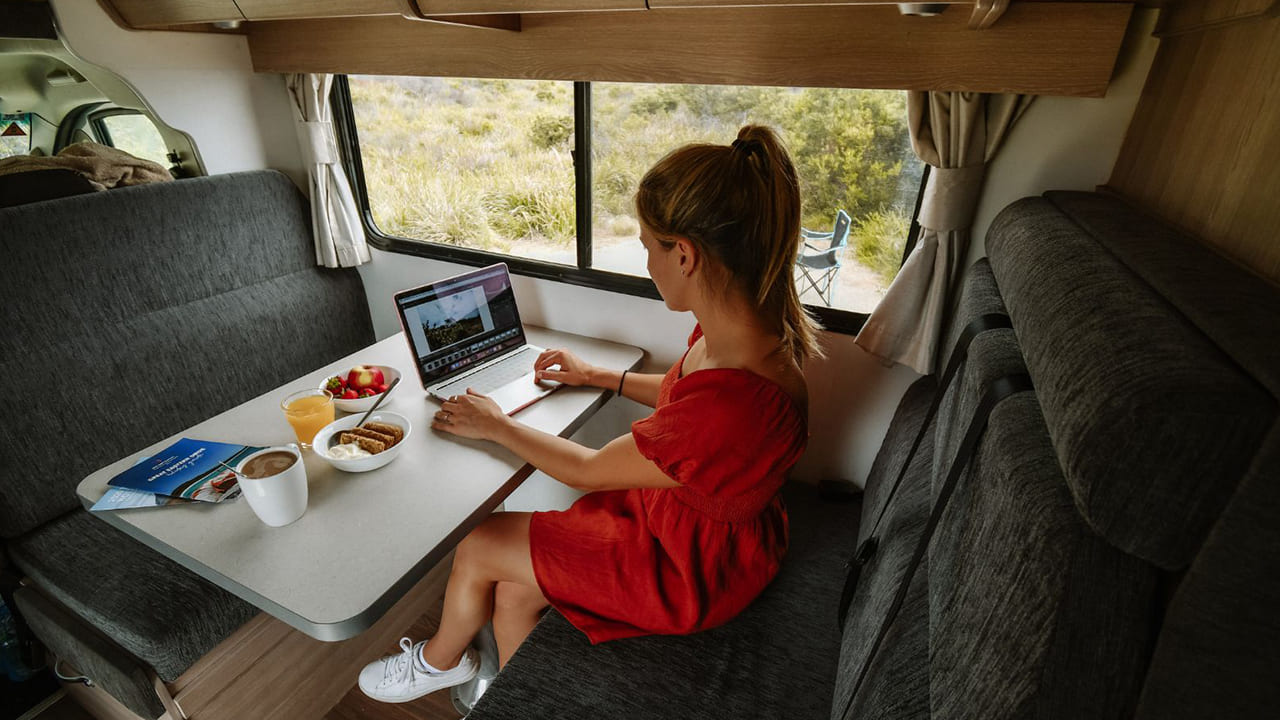 Cruisin Adventurer - 4 Berth-interior (2)