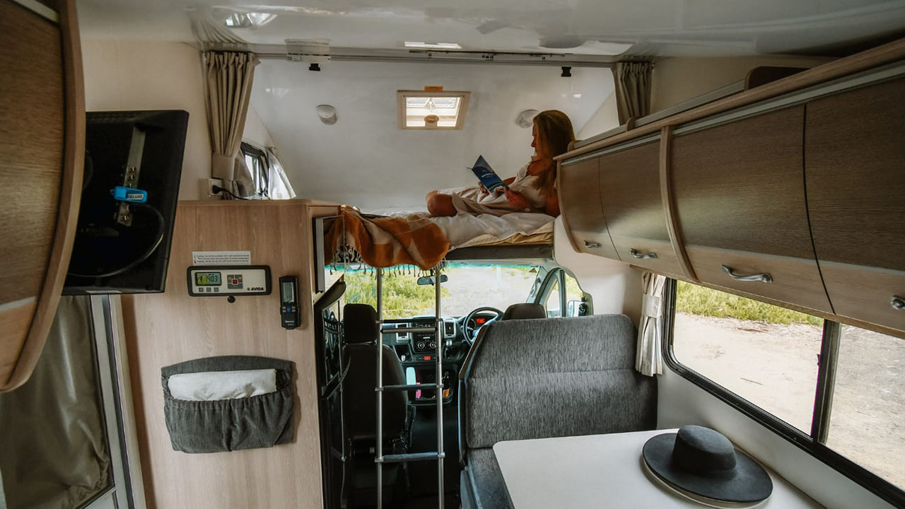 Cruisin Adventurer - 4 Berth-interior (3)