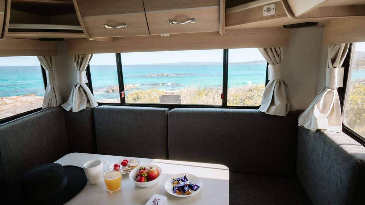 Cruisin Adventurer - 4 Berth-interior (4)