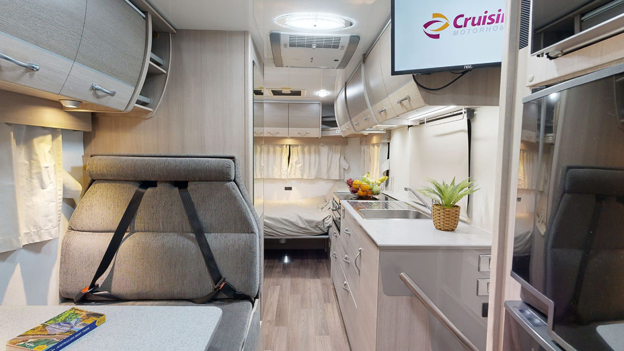Cruisin Adventurer - 4 Berth-interior (5)