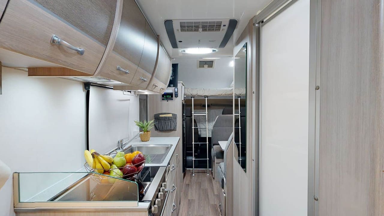 Cruisin Adventurer - 4 Berth-interior (7)