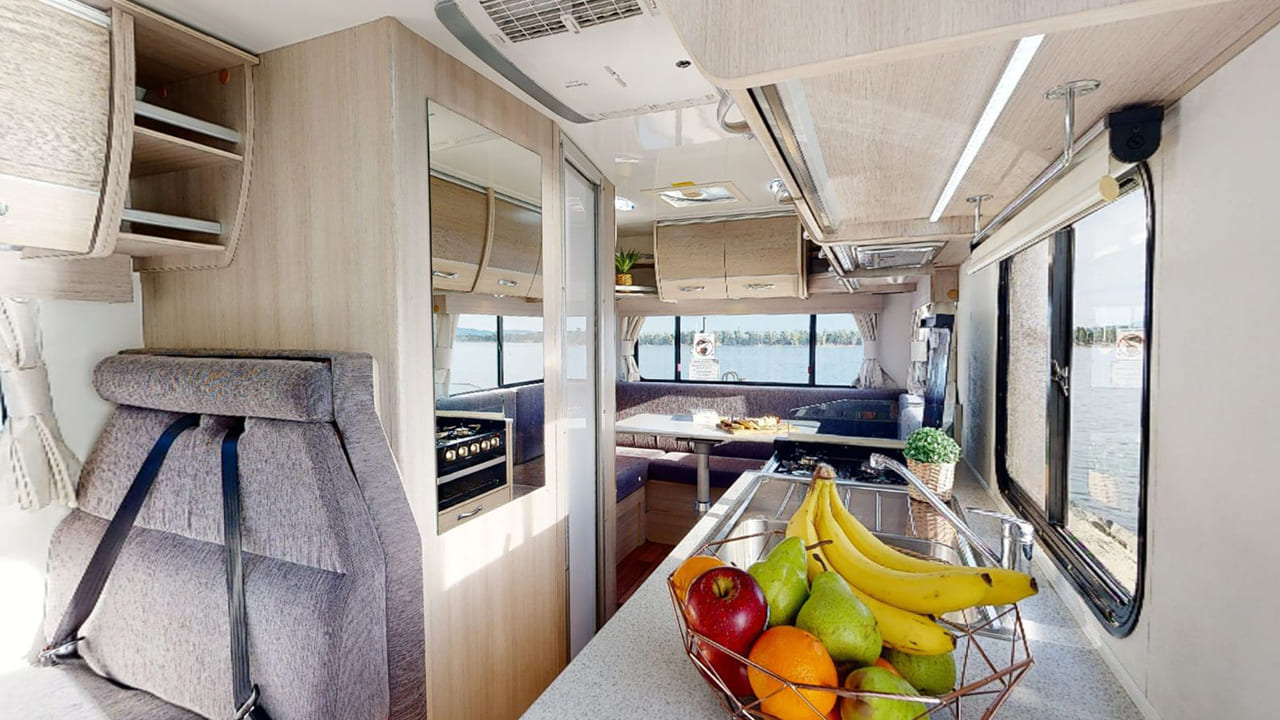 Cruisin Adventurer - 4 Berth-interior (8)