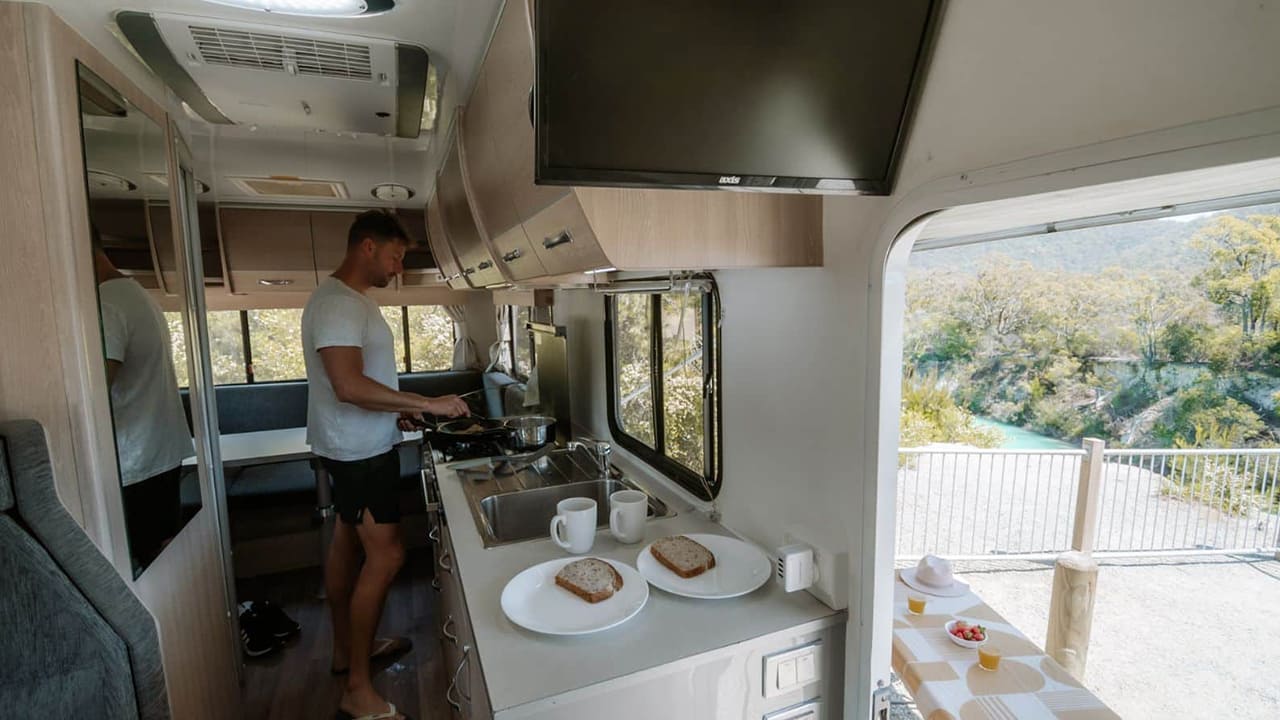 Cruisin Adventurer - 4 Berth-kitchen