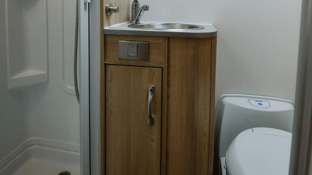 Cruisin Adventurer - 4 Berth-toilet