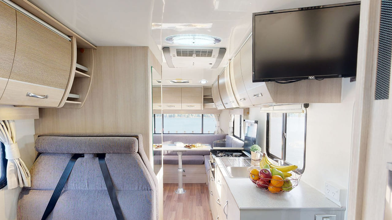 Cruisin Adventurer - 4 Berth-tv