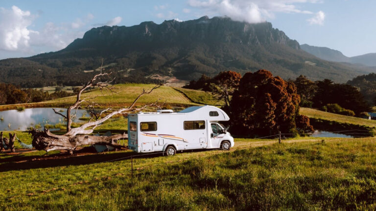 Cruisin Deluxe - 4 Berth Exterior Side View 2