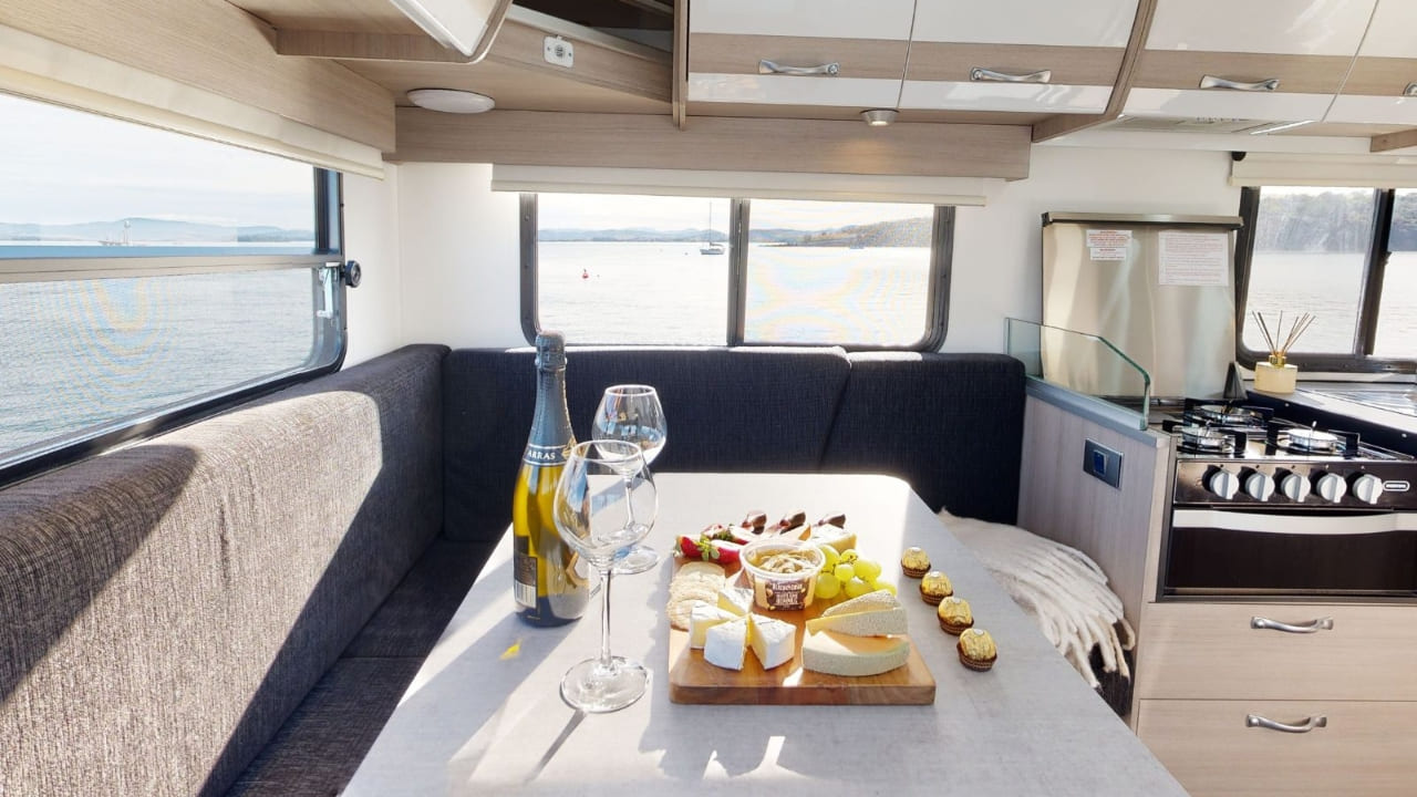 Cruisin Deluxe - 6 Berth Back Dinette