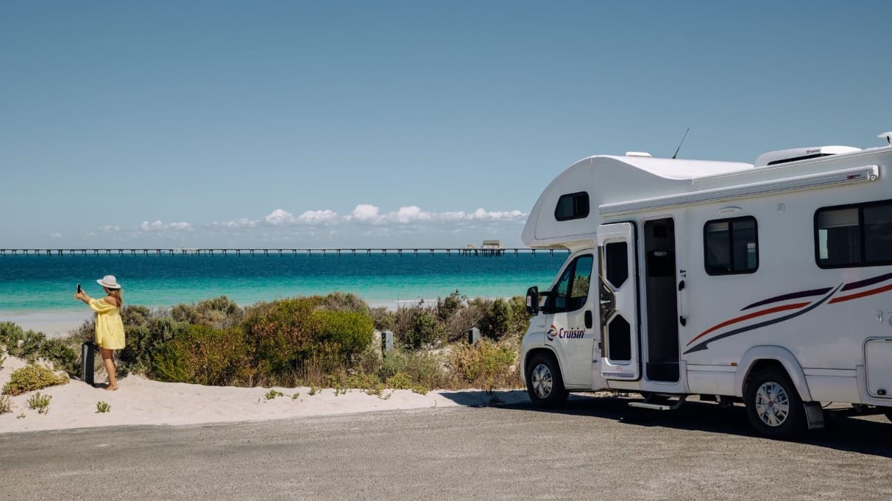 Cruisin Deluxe - 6 Berth Exterior 2