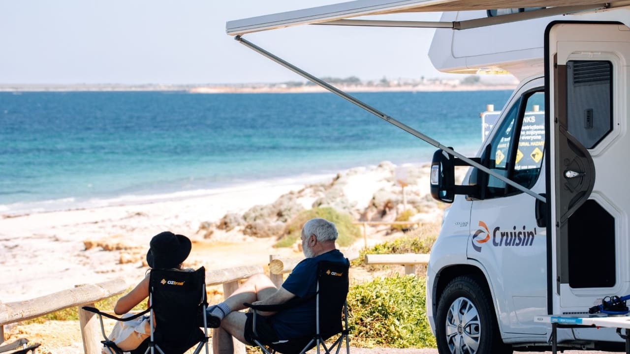 Cruisin Deluxe - 6 Berth Exterior with Awning