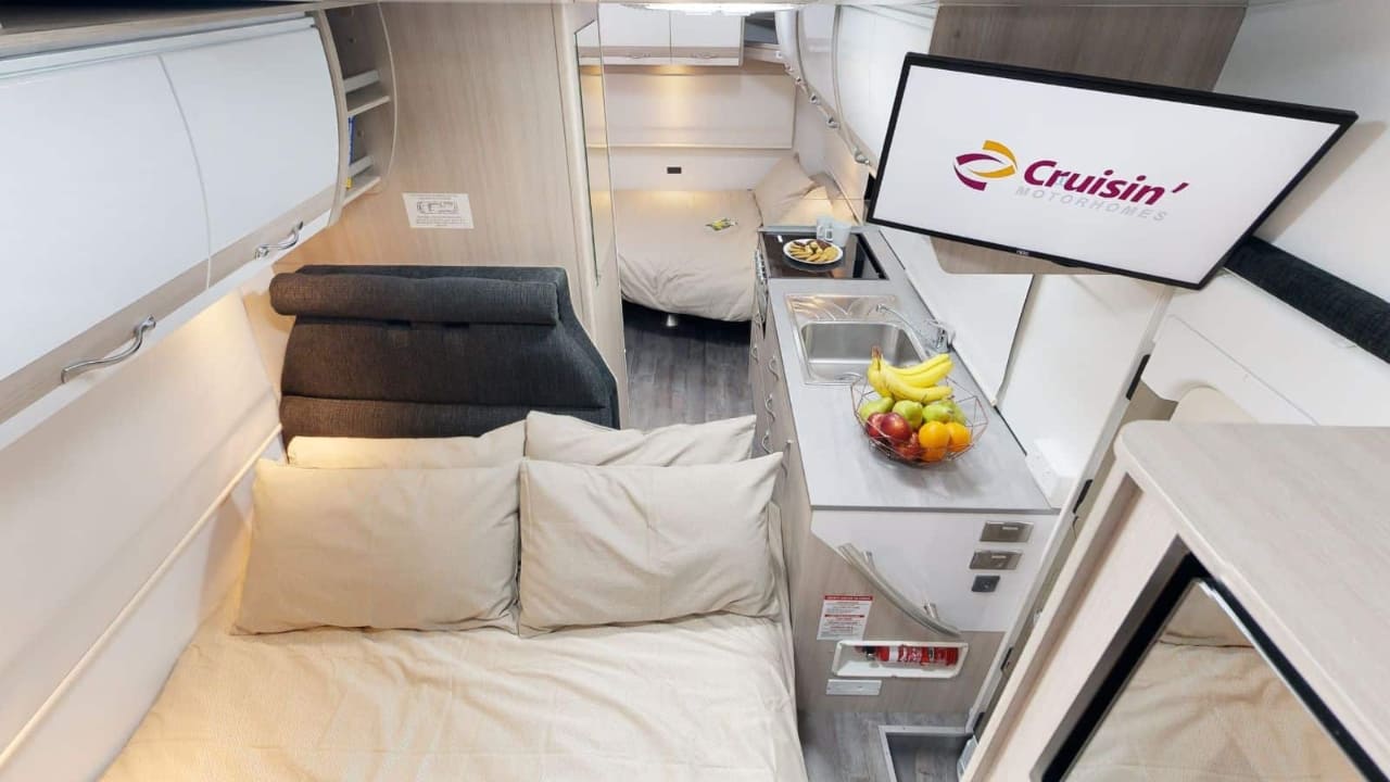 Cruisin Deluxe - 6 Berth Interior Bed 2