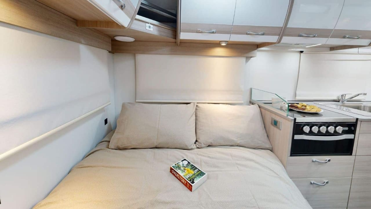 Cruisin Deluxe - 6 Berth Interior Bed 3