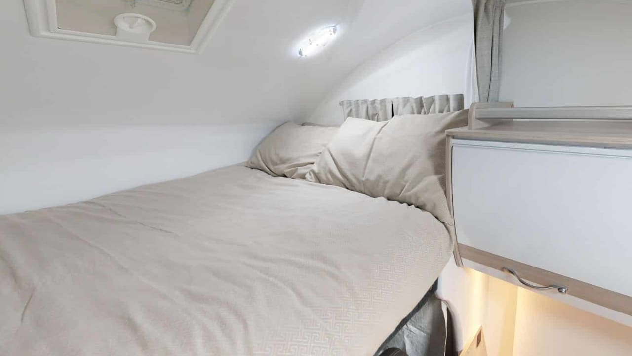 Cruisin Deluxe - 6 Berth Interior Bed Cab Over