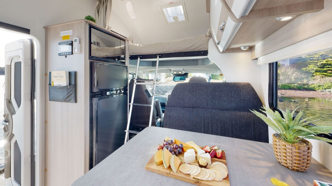Cruisin Deluxe - 6 Berth Interior Dinette