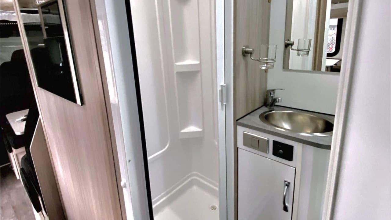 Cruisin Deluxe - 6 Berth Interior Shower