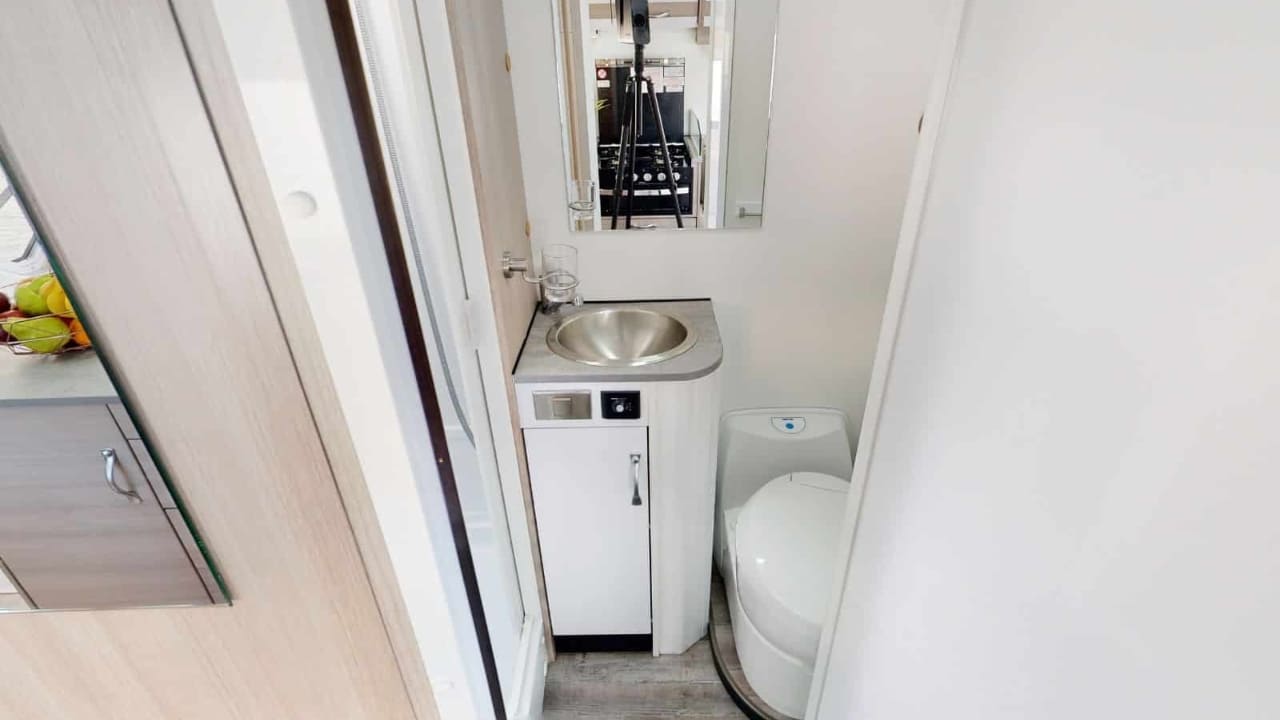 Cruisin Deluxe - 6 Berth Interior Toilet