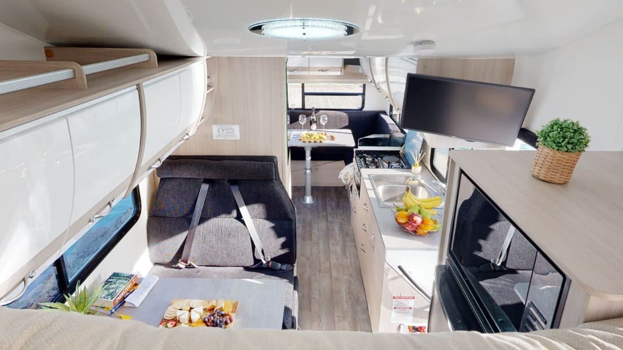 Cruisin Deluxe - 6 Berth Interior Top View