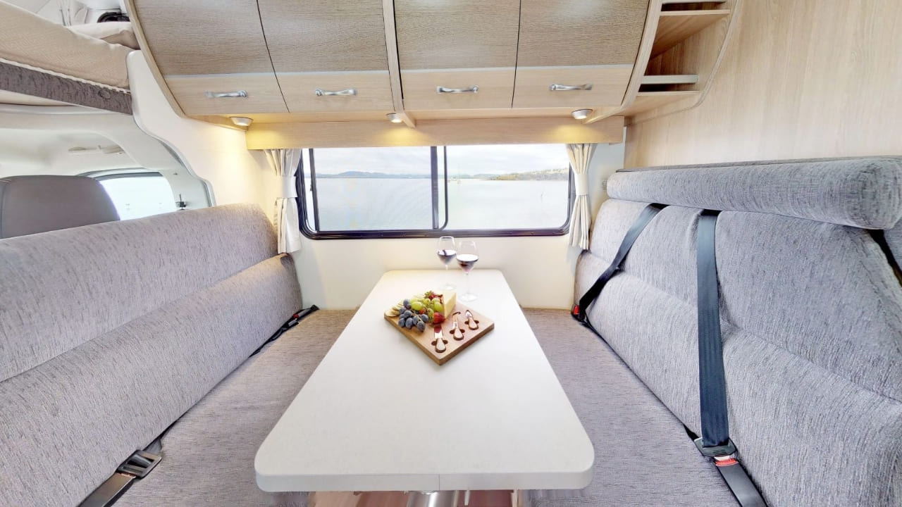 Cruisin Discovery - 6 Berth Dinette