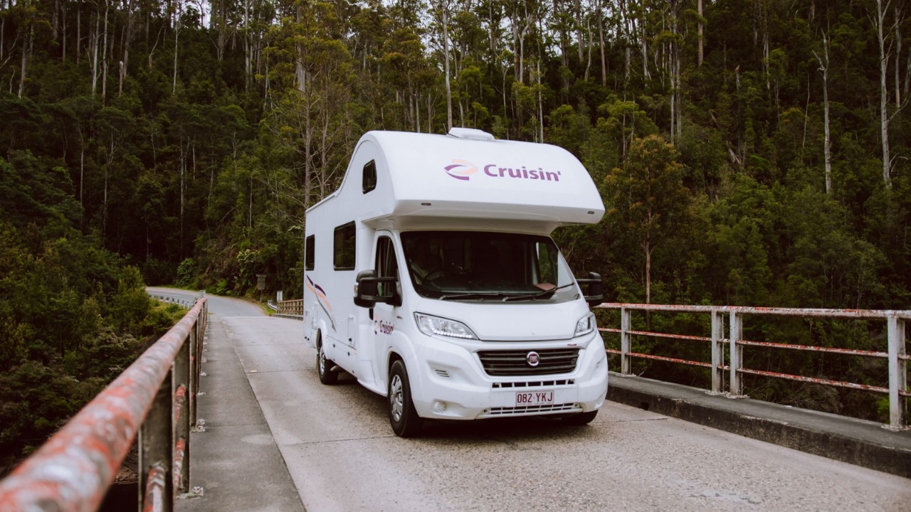 Cruisin Discovery - 6 Berth Exterior 3
