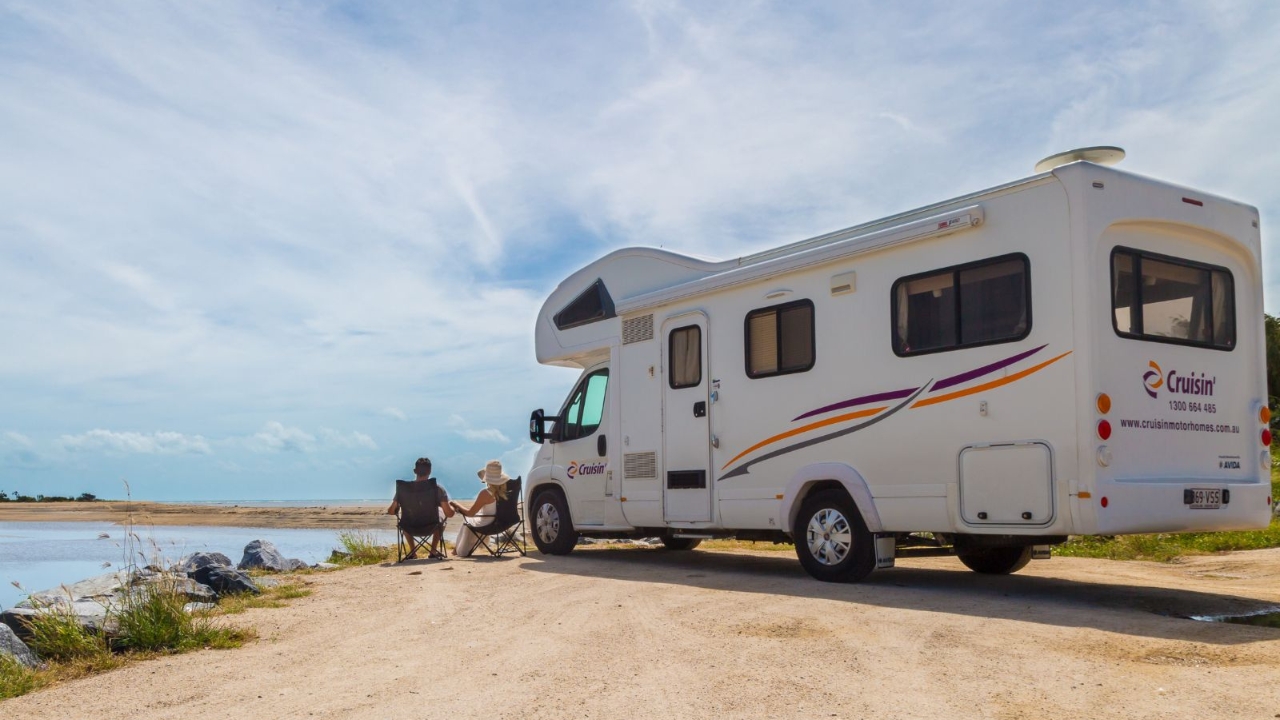 Cruisin Discovery - 6 Berth Exterior 4