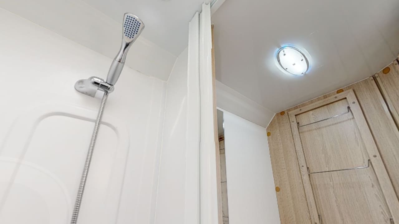 Cruisin Discovery - 6 Berth Shower