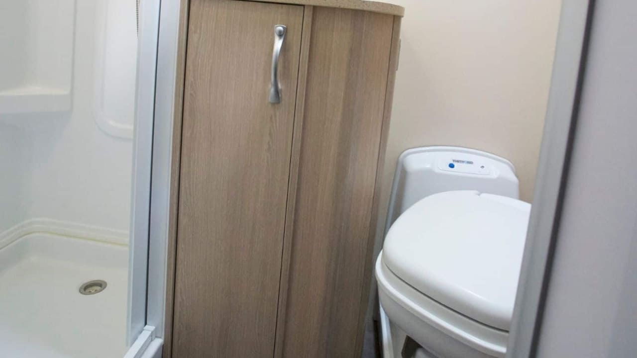 Cruisin Discovery - 6 Berth Toilet