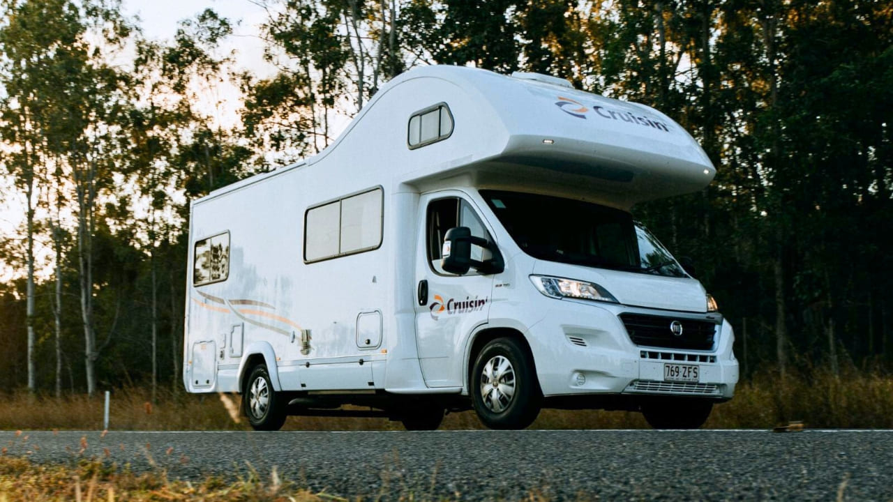Cruisin Seeker - 4 Berth Exterior Side View 2