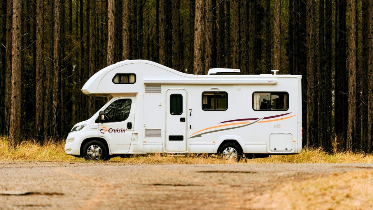 Cruisin Seeker - 4 Berth Exterior Side View 3