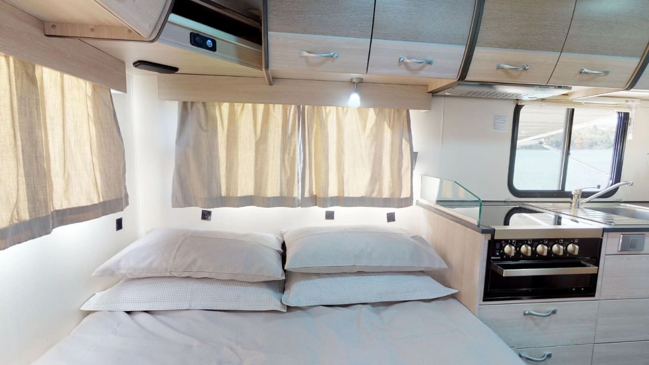 Cruisin Seeker - 4 Berth Interior Bed
