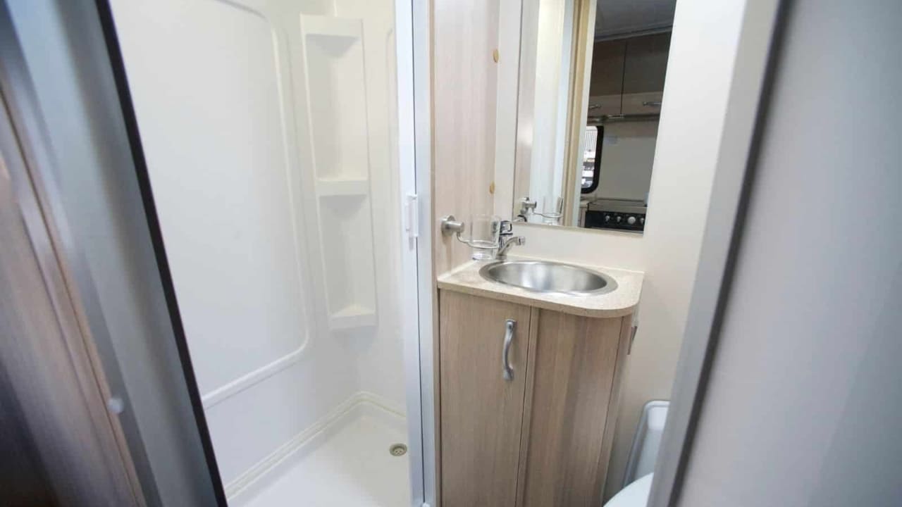 Cruisin Seeker - 4 Berth Interior Shower