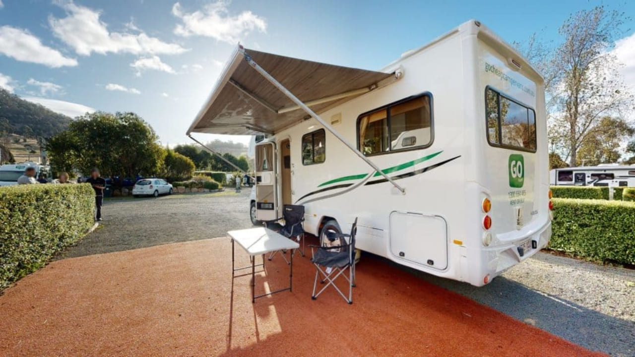 GoCheap Henty - 4 Berth Exterior with awning 2