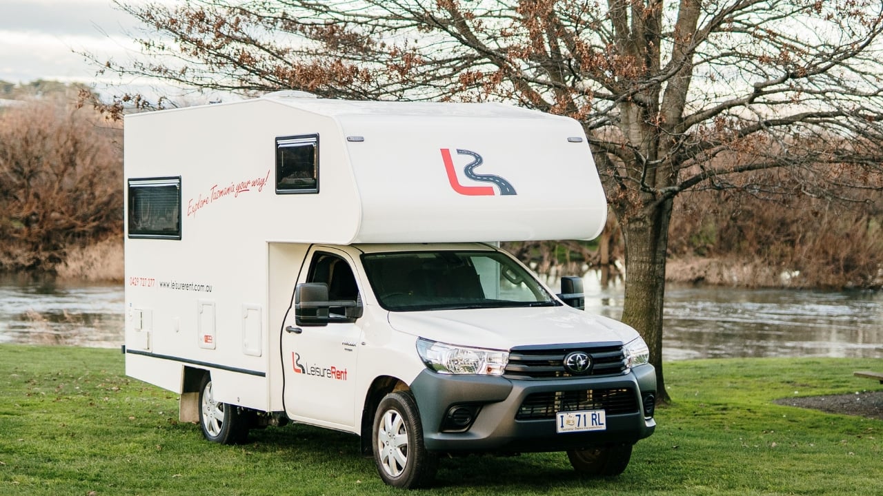 LeisureRent Easy Drive – 4 Berth Dinette Exterior 2
