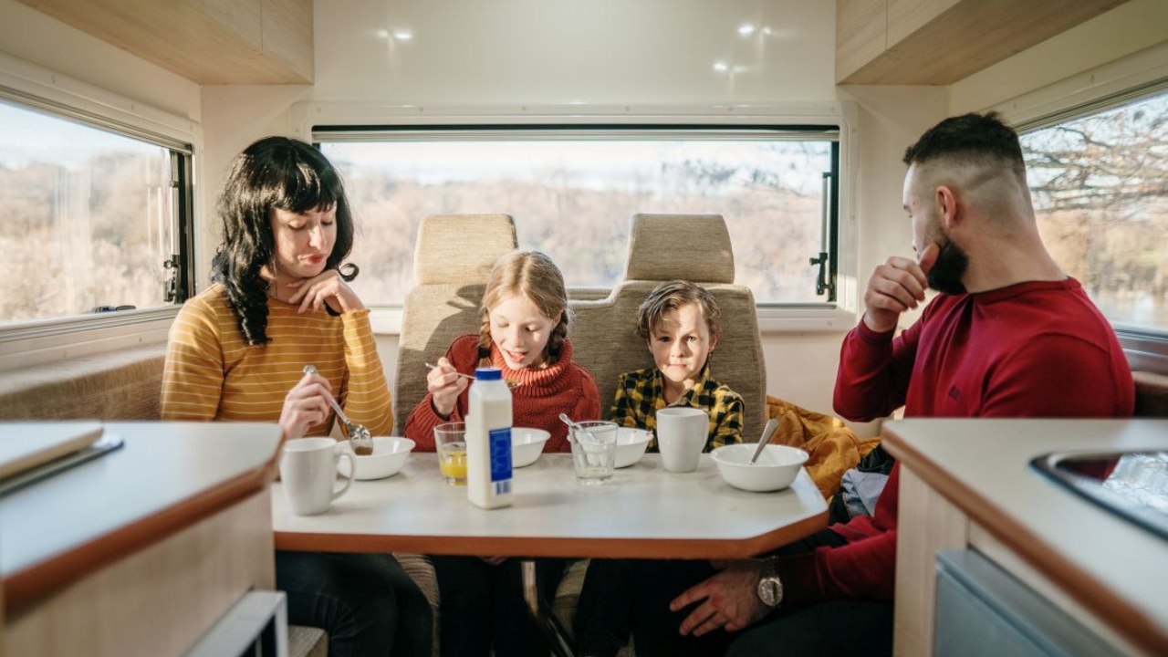 LeisureRent Easy Drive – 4 Berth Dinette