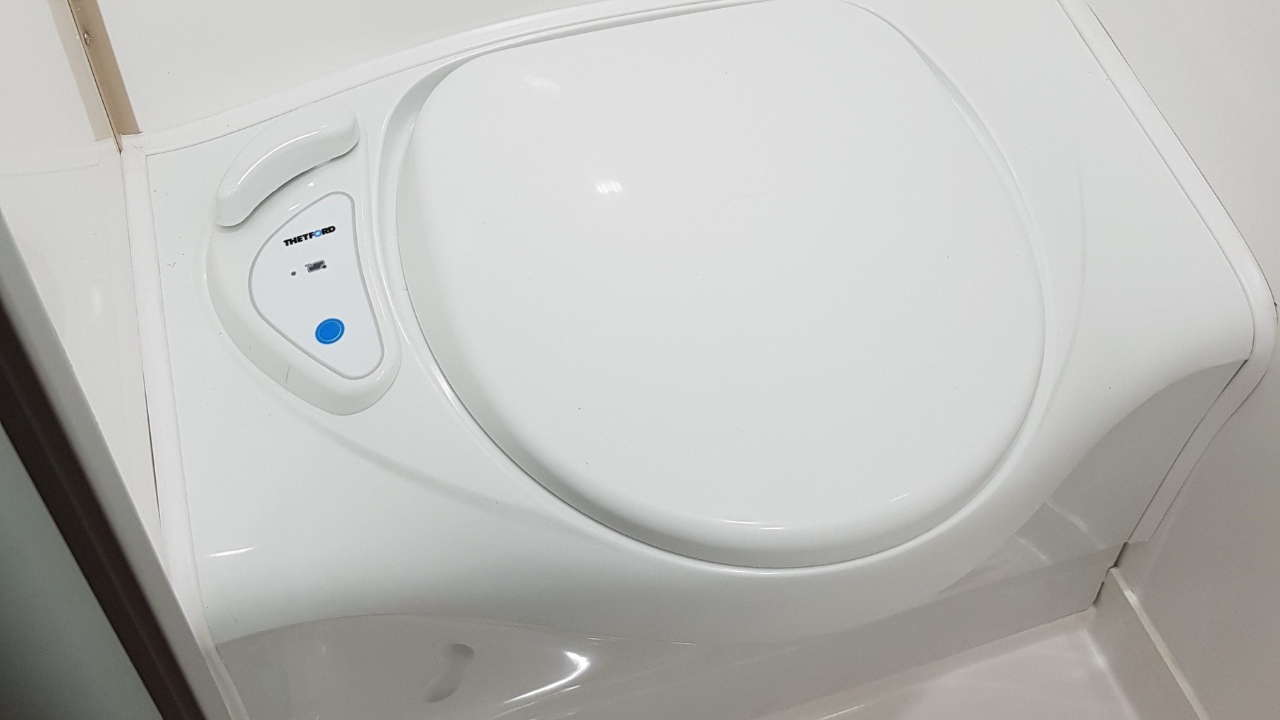 LeisureRent Easy Drive – 4 Berth Toilet