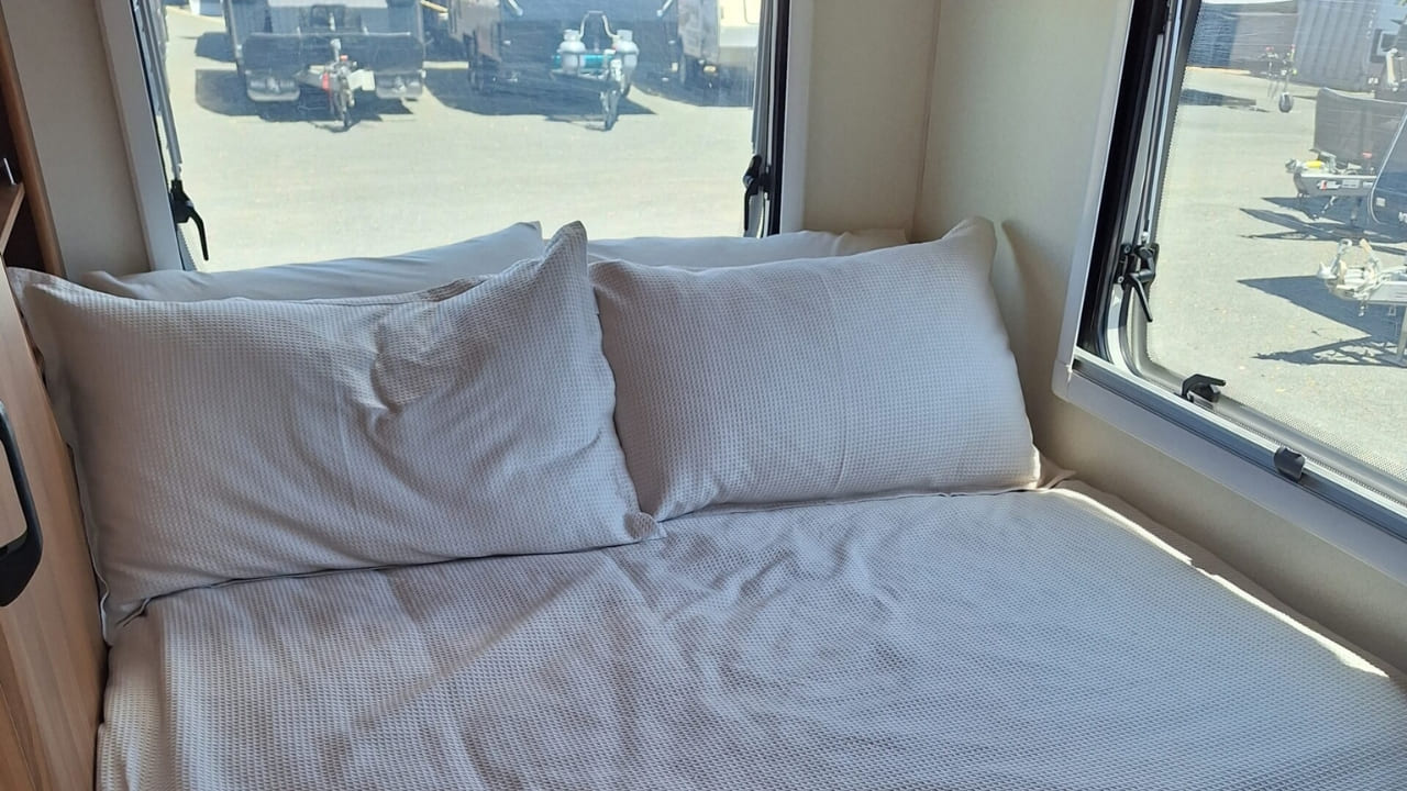 LeisureRent Superior - 4 Berth Bed 1