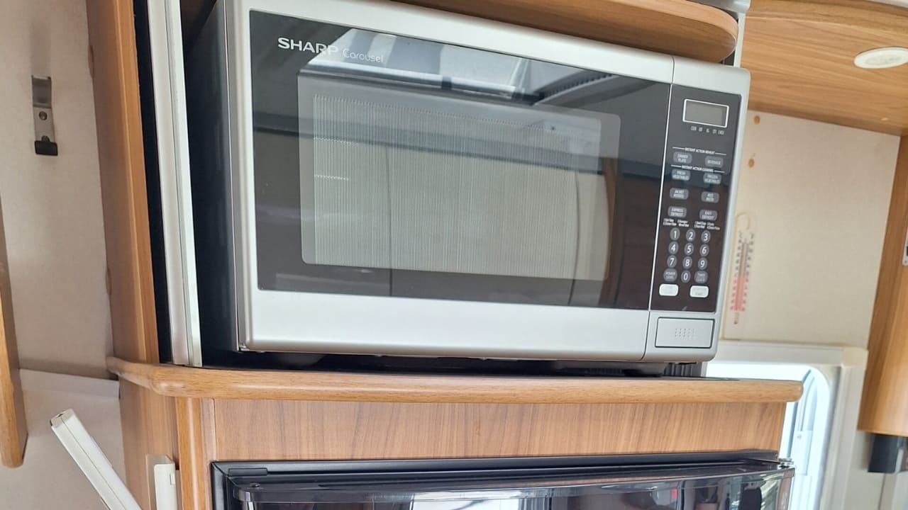 LeisureRent Superior - 4 Berth Interior 5