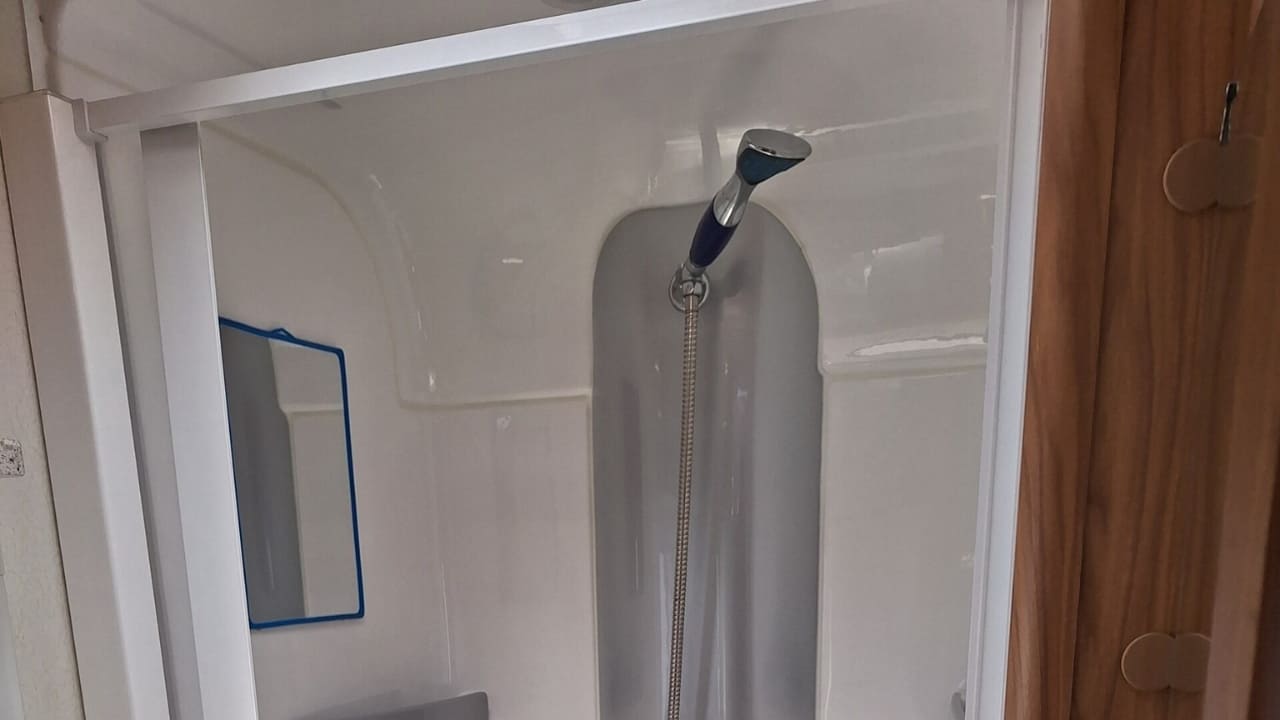 LeisureRent Superior - 4 Berth Shower