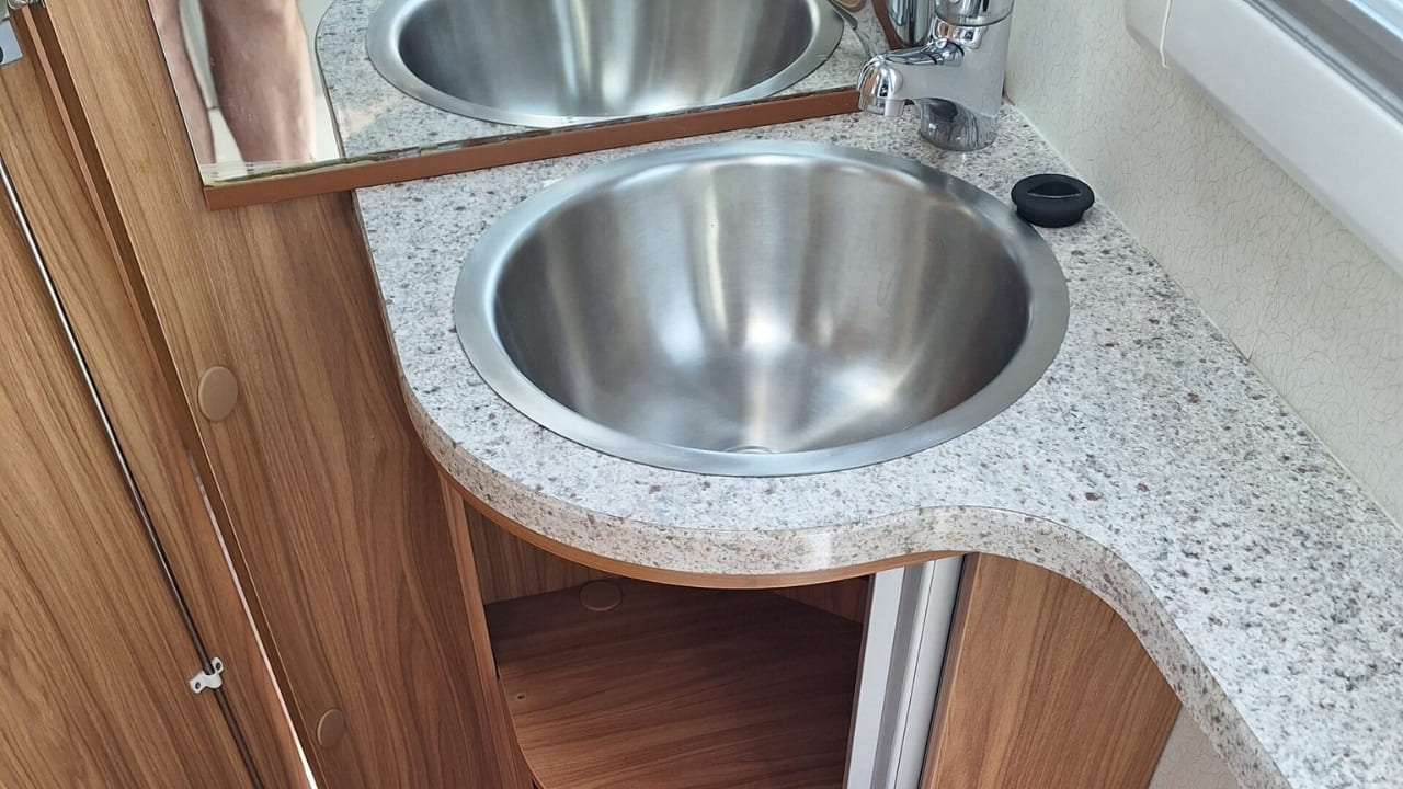 LeisureRent Superior - 4 Berth Sink
