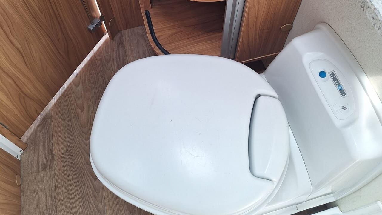 LeisureRent Superior - 4 Berth Toilet