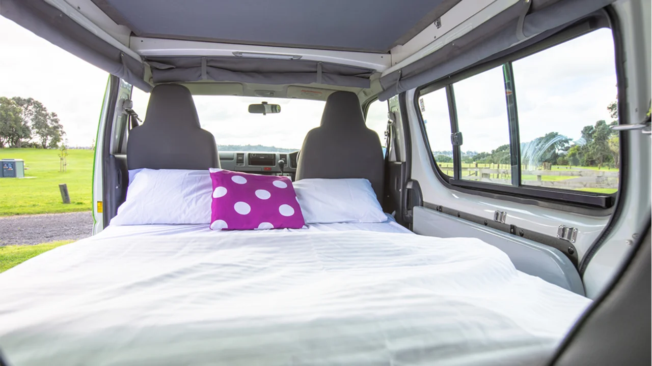 jucy-chilld-sunseeker-4-berth-double-bed-front-view-2