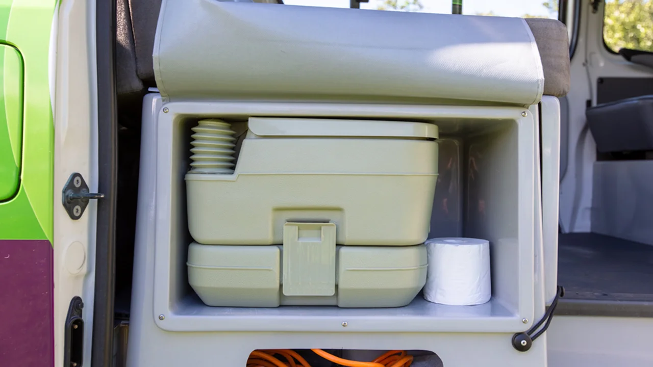 jucy-chilld-sunseeker-4-berth-portable-toilet-storage