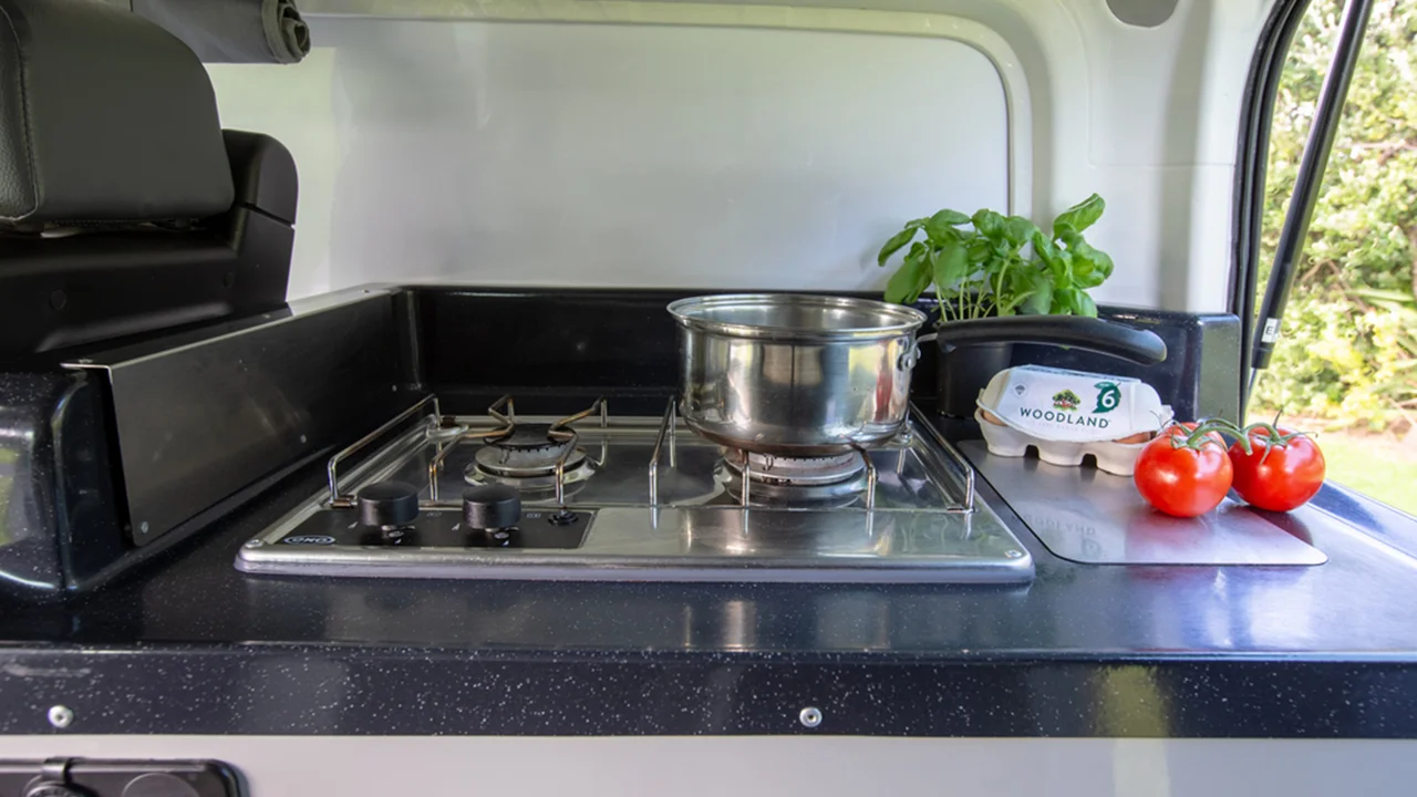 jucy-chilld-sunseeker-4-berth-stove-cooktop-with-food-1