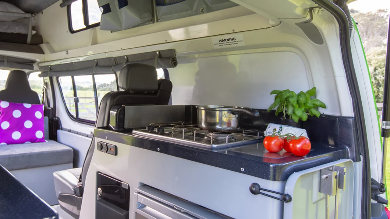 jucy-chilld-sunseeker-4-berth-stove-cooktop-with-food-2