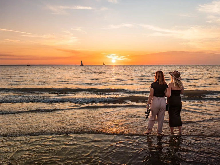 Travellers watching the sunset at Mindil Beach in Darwin